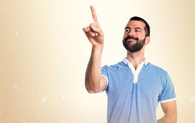 Mavi gömlek koyu sarı arka şeffaf ekranda dokunmadan adamla