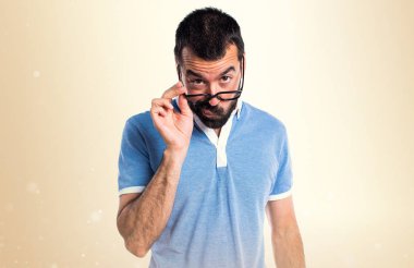 Bir şey Koyu sarı arka plan üzerinde gösterilen mavi gömlekli adam