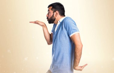 Koyu sarı zemin üzerine çılgın adam