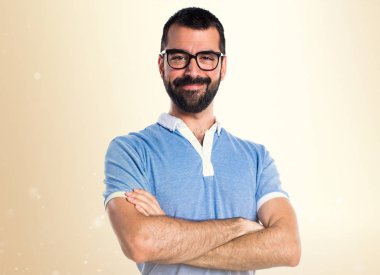 Adam mavi gömlek kolları ile koyu sarı arka plan üzerinde çarpı işareti