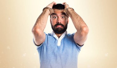 Adam kelepçe koyu sarı zemin üzerine mavi gömlek ile