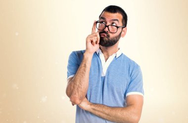 Adam koyu sarı arka plan mavi gömlek düşünce ile