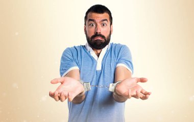 Adam kelepçe koyu sarı zemin üzerine mavi gömlek ile