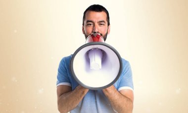 Mavi gömlek megafon koyu sarı zemin üzerine tarafından bağıran adamla