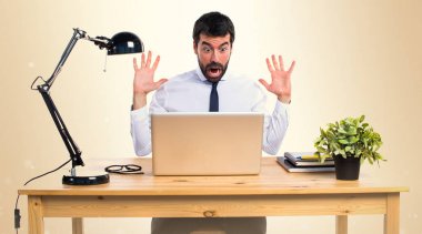 İşadamı ofisinde okra backgr sürpriz jest yapıyor