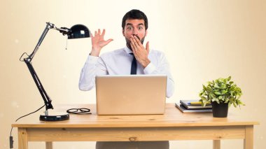 İşadamı ofisinde okra backgr sürpriz jest yapıyor