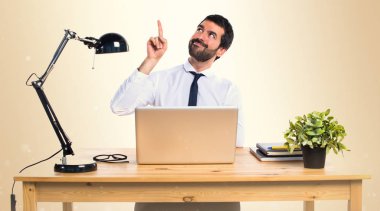 İşadamı koyu sarı arka plan üzerinde yukarıyı ofisinde