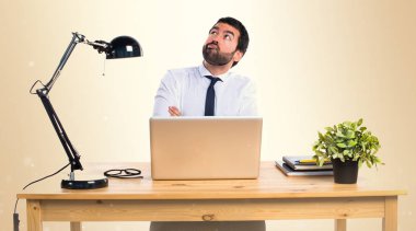 İşadamı koyu sarı zemin üzerine şüpheleri ofisinde