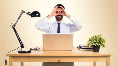 Ofisinde bir şey Koyu sarı arka plan üzerinde gösterilen işadamı