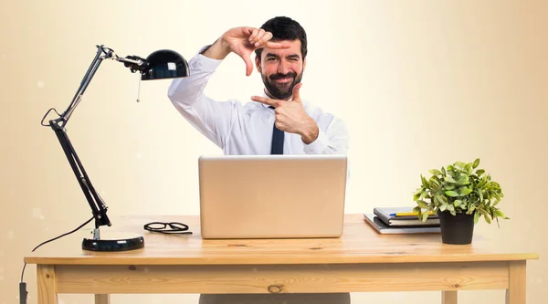 Homme d'affaires dans son bureau se concentrant avec ses doigts sur ocre bac — Photo