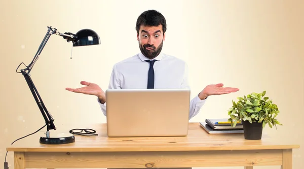 Zakenman in zijn kantoor onbelangrijk gebaar maken op okergeel ba — Stockfoto