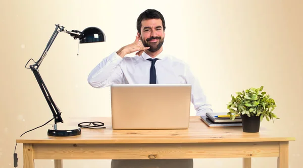 Επιχειρηματίας στην καθιστώντας τηλέφωνό χειρονομία του office σε ώχρα λεμονάτα — Φωτογραφία Αρχείου
