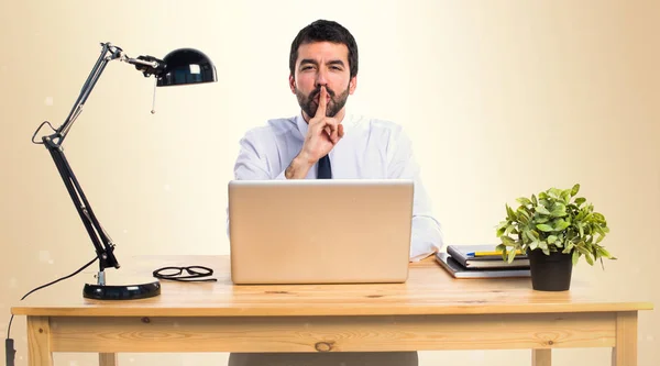 Geschäftsmann in seinem Büro macht Schweigegegeste auf ockerfarbenem Backgr — Stockfoto