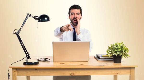 Επιχειρηματίας στο γραφείο του φωνάζοντας σε φόντο ώχρα — Φωτογραφία Αρχείου
