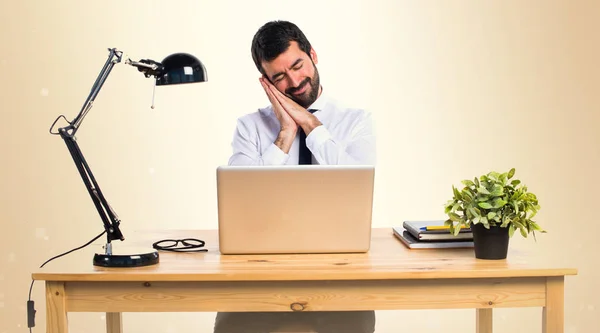 Επιχειρηματίας στο γραφείο του κάνει ύπνου χειρονομία από την ώχρα backgroun — Φωτογραφία Αρχείου
