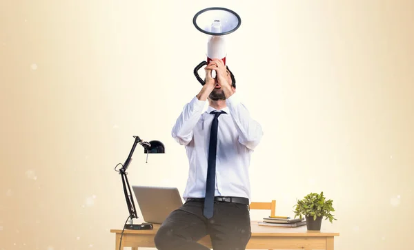Podnikatel v jeho kanceláři křik megafon na okr backgro — Stock fotografie