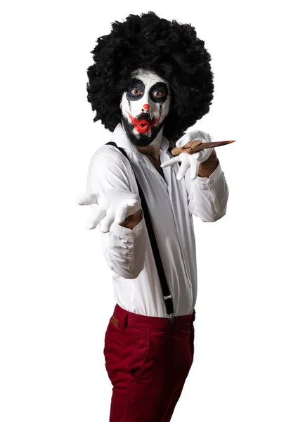 Killer-Clown mit Messer präsentiert etwas — Stockfoto