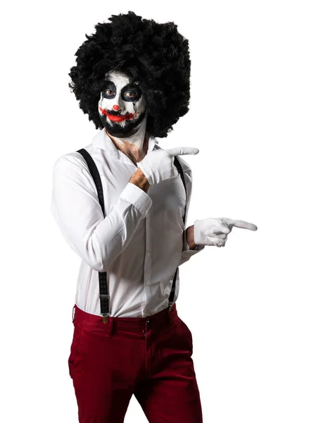 Killer-Clown zeigt auf die Seitenlinie — Stockfoto