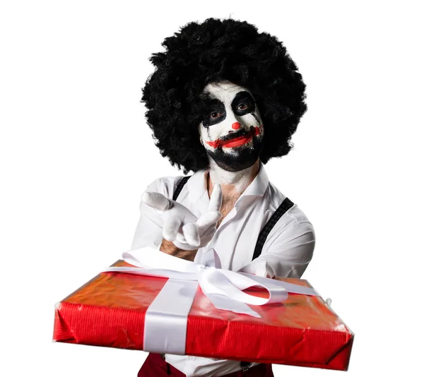 Killer-Clown mit Geschenk — Stockfoto