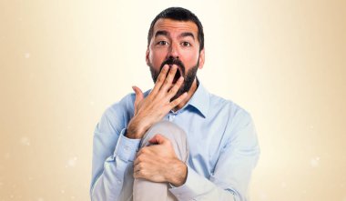 Sürpriz jest koyu sarı zemin üzerine yapan yakışıklı erkek