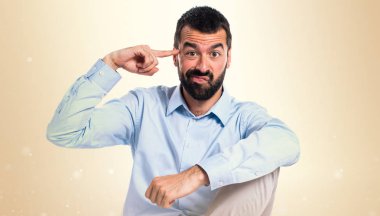 Yakışıklı adam deli hareketi üzerinde koyu sarı arka plan yapma