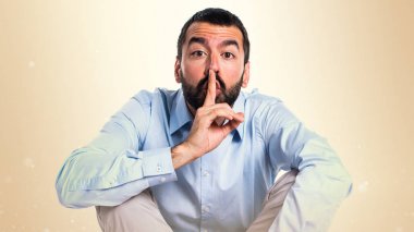 Yakışıklı adam yapma sessizlik jest koyu sarı zemin üzerine