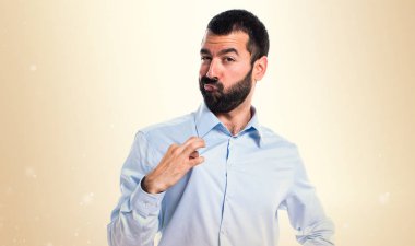 Adam koyu sarı zemin üzerine kendisiyle gurur