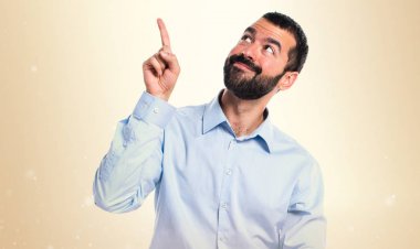 Yakışıklı adam koyu sarı arka plan üzerinde yukarı dönük