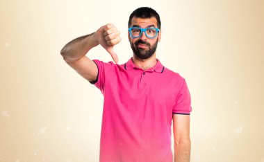 Renkli elbise koyu sarı zemin üzerine kötü sinyal yapıyor adam