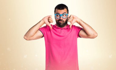 Renkli elbise koyu sarı zemin üzerine kötü sinyal yapıyor adam