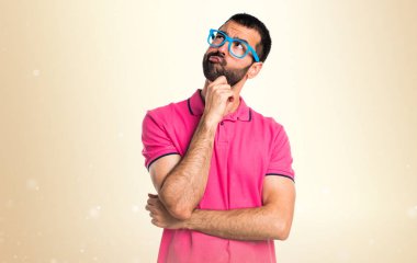 Renkli elbise koyu sarı arka plan üzerinde düşünme adamla