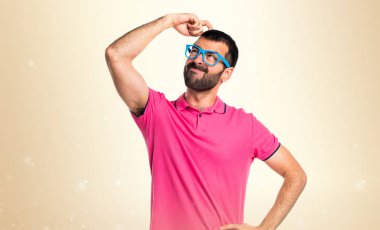 Renkli elbise koyu sarı arka plan üzerinde düşünme adamla