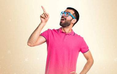 Renkli elbise koyu sarı arka plan üzerinde düşünme adamla