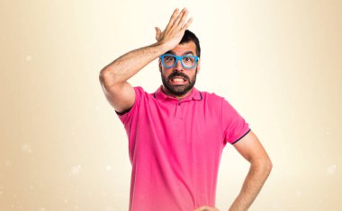 Renkli elbise koyu sarı arka plan üzerinde düşünme adamla