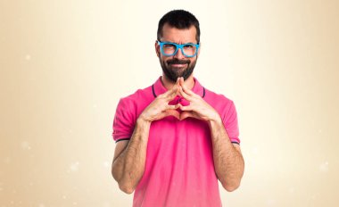 Renkli elbise koyu sarı arka plan üzerinde düşünme adamla