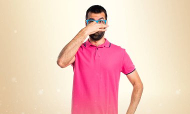 Renkli elbise okra ba kötü jest kokulu yapıyor adam