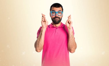 Adam parmaklarıyla okra bac üzerinde geçiş renkli giysileri ile