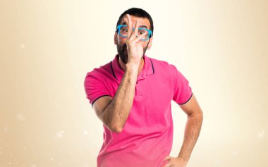 Adam espri koyu sarı arka plan üzerinde renkli giysileri ile