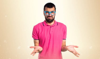 Koyu sarı arka plan üzerinde renkli giysileri ile yorgun adam