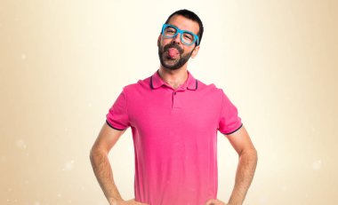 Adam espri koyu sarı arka plan üzerinde renkli giysileri ile