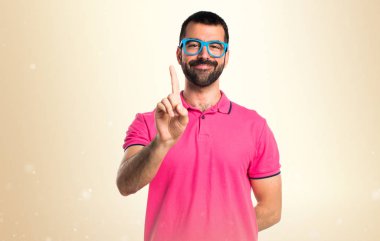 Renkli adamla sayım bir açık koyu sarı arka plan elbise