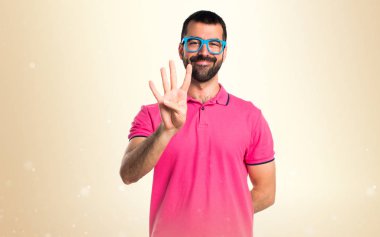 Koyu sarı zemin üzerine sayım dört adamla renkli elbise