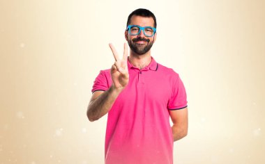 Koyu sarı zemin üzerine sayım iki adamla renkli elbise