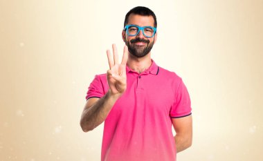 Koyu sarı zemin üzerine sayım üç adamla renkli elbise