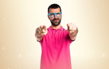 Renkli elbise koyu sarı backgro cephesinde işaret eden adamla