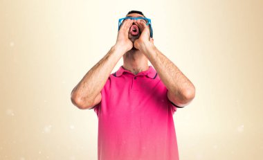 Renkli elbise koyu sarı zemin üzerine bağırarak adamla