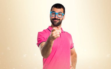 Renkli elbise koyu sarı backgro cephesinde işaret eden adamla