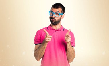 Renkli elbise koyu sarı backgro cephesinde işaret eden adamla