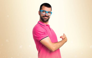 Renkli elbise koyu sarı zemin üzerine işaret eden adamla