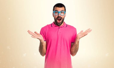 Renkli elbise koyu sarı backgr sürpriz jest yapıyor adam